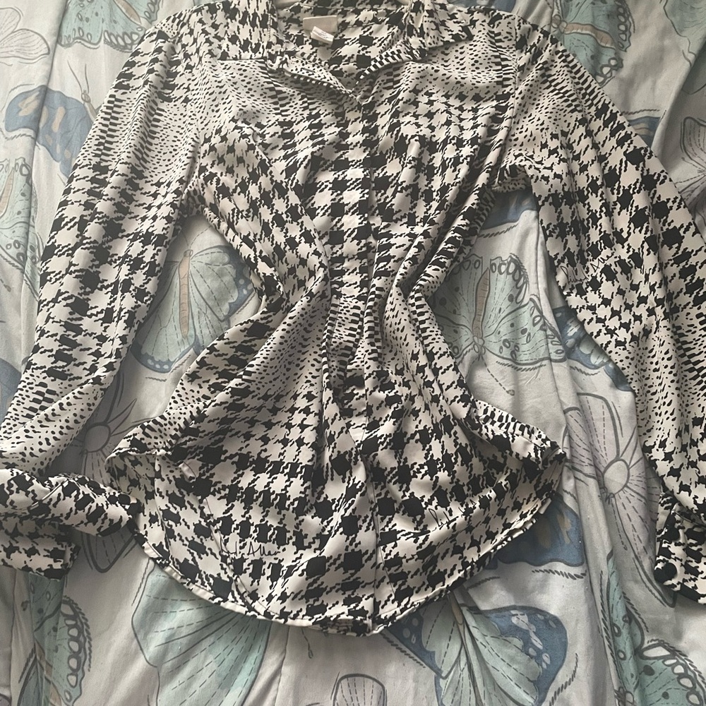 H&M Black and White Fitted Button Down Shirt